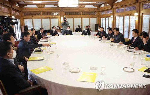 고위당정협의회에서 발언하는 정진석(서울=연합뉴스) 김승두 기자 = 국민의힘 정진석 비상대책위원장이 18일 오후 서울 종로구 삼청동 총리공관에서 열린 제6차 고위당정협의회에서 발언하고 있다. 이날 협의회에는 국민의힘 정진석 비상대책위원장과 주호영 원내대표, 성일종 정책위의장, 김석기 사무총장, 송언석 원내수석부대표 등이, 정부에서는 한덕수 국무총리와 추경호 경제부총리 겸 기획재정부 장관, 이주호 사회부총리 겸 교육부 장관, 이정식 고용노동부 장관, 방문규 국무조정실장 등이, 대통령실에서는 김대기 비서실장과 이관섭 국정기획수석, 이진복 정무수석, 김은혜 홍보수석, 최상목 경제수석, 강승규 시민사회수석 등이 참석했다. 2020.12.18 kimsdoo@yna.co.kr