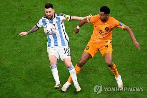 메시를 막는 학포(오른쪽)[AFP=연합뉴스]