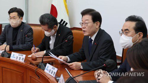 최고위 발언하는 이재명 대표(서울=연합뉴스) 백승렬 기자 = 더불어민주당 이재명 대표가 19일 국회에서 열린 최고위원회의에서 발언하고 있다. 2022.12.19 srbaek@yna.co.kr