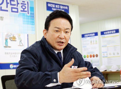 세종시 아파트 건설현장 찾은 원희룡 국토부 장관(세종=연합뉴스) 이은파 기자 = 원희룡 국토교통부 장관이 20일 세종시 산울동 아파트 건설공사 현장에서 주요 건설업체 관계자들과 간담회를 하고 "건설노조의 불법행위에 강력 대처하겠다"고 밝히고 있다. 2022.12.20 sw21@yna.co.kr