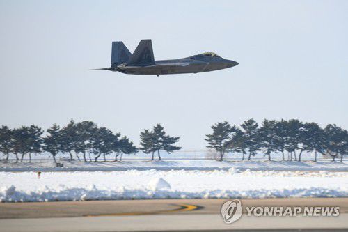 군산기지 착륙하는 미국 F-22 전투기(서울=연합뉴스) 20일 한미 연합공군훈련을 위해 한반도 인근에 전개한 미국 F-22 전투기가 군산기지에 착륙하고 있다. 2022.12.20 [국방부 제공. 재판매 및 DB 금지] photo@yna.co.kr