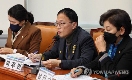 민주당, 이태원참사 의료 및 심리지원을 위한 간담회(서울=연합뉴스) 백승렬 기자 = 더불어민주당 박주민 용산이태원참사 대책본부 참사수습단장이 1일 국회에서 열린 이태원참사 의료 및 심리지원을 위한 간담회에서 발언하고 있다. 2022.12.1 srbaek@yna.co.kr