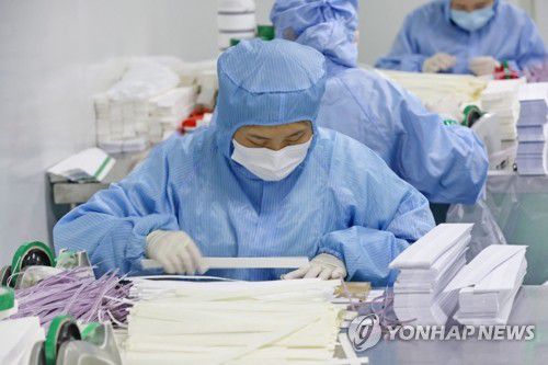 코로나19 신속항원검사 키트 만드는 중국 직원(난퉁 AFP=연합뉴스) 중국에서 코로나19 감염자가 폭증하는 가운데 19일 동부 장쑤성 난퉁의 한 공장에서 직원이 코로나19 신속항원검사 키트를 만들고 있다. 2022.12.19 jason3669@yna.co.kr
