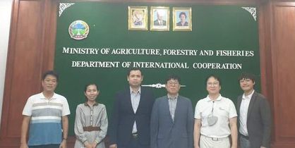 긴트 윤주영(왼쪽 네 번째) 이사, 캄보디아 농업부 관계자 기념 촬영[긴트 제공. 재판매 및 DB 금지]