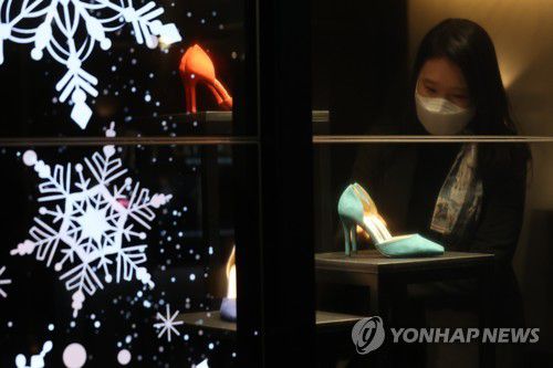 투명 OLED 활용한 쇼핑 공간(서울=연합뉴스) 강민지 기자 = 22일 오전 서울 종로구 세종문화회관에서 LG디스플레이 투명 OLED가 바꿀 도시, 산업, 예술 '투명한 미래전'이 열리고 있다.  2022.12.22 mjkang@yna.co.kr