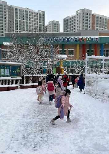 쌓인 눈에 신이 난 아이들(전주=연합뉴스) 김진방 기자