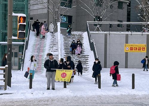 등교 지도하는 선생님들(전주=연합뉴스) 김진방 기자