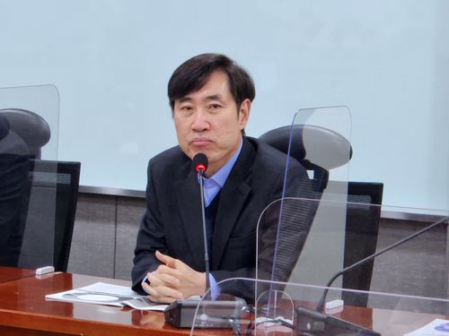 토론회서 인사하는 국민의힘 하태경 의원    (서울=연합뉴스) 김주환 기자 = 23일 오후 서울 여의도 국회의원회관에서 국민의힘 하태경·이용호 의원실 주최로 열린 '윤석열 정부의 게임형 메타버스와 블록체인 콘텐츠 발전 전략 토론회'에서 하태경 의원이 발언하고 있다. 2022.12.23 jujuk@yna.co.kr