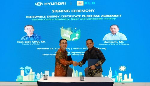 최윤석 현대차 인도네시아 생산법인장(왼쪽)과 잠자미 PLN UP3 치카랑 매니저가 23일(현지시간) '친환경 지열발전 체결 협약식' 이후 악수를 하고 있다. 2022.12.23 photo@yna.co.kr [현대차 인도네시아 생산법인 제공. 재판매 및 DB 금지]