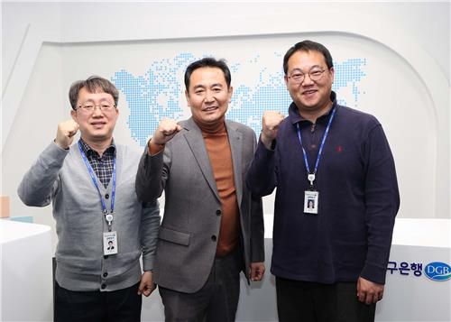 "소상공인 지원, 맡겨 주세요" 소상공인, 자영업자 지원 활동을 맡은 어깨동무종합지원센터 구성원들. 왼쪽부터 박성덕 팀장, 김재봉 센터장, 이재용 과장. realism@yna.co.kr 2022.12.25. [DGB대구은행 제공. 재판매 및 DB 금지]