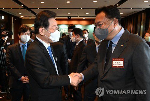 이재명 대표와 인사하는 정진석 위원장[연합뉴스 자료사진]