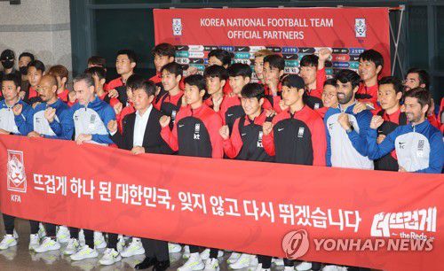 밝은 표정의 손흥민-이강인(영종도=연합뉴스) 박동주 기자 = 12년 만의 월드컵 16강 진출을 이룬 한국 축구대표팀이 7일 오후 인천국제공항을 통해 귀국, 기념 촬영하고 있다. 2022.12.7 pdj6635@yna.co.kr