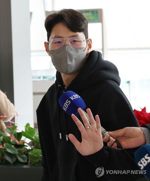 출국하는 이강인(영종도=연합뉴스) 김인철 기자 = 축구 국가대표팀 이강인이 13일 오전 인천국제공항 제1터미널에서 소속팀인 레알 마요르카로 복귀하기 위해 출국하고 있다. 2022.12.13 yatoya@yna.co.kr