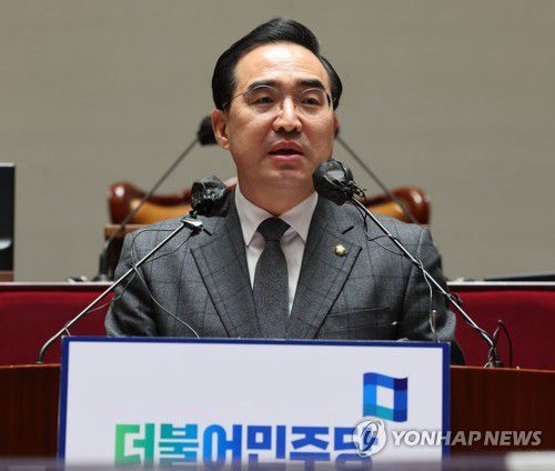 의원총회에서 발언하는 박홍근 원내대표(서울=연합뉴스) 백승렬 기자 = 더불어민주당 박홍근 원내대표가 지난 23일 밤 국회에서 열린 의원총회에서 발언하고 있다. 2022. srbaek@yna.co.kr