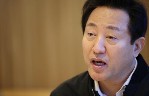 신년 인터뷰하는 오세훈 서울시장    (서울=연합뉴스) 김인철 기자 = 오세훈 서울시장이 서울시청 집무실에서 연합뉴스와 신년 인터뷰를 하고 있다. 2022.12.27 yatoya@yna.co.kr