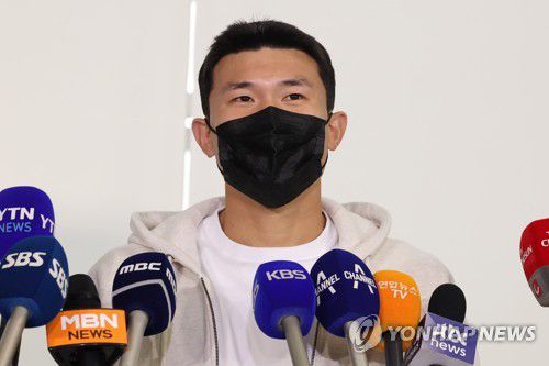 소속팀 복귀하는 김민재(영종도=연합뉴스) 김주성 기자 = 축구 국가대표 수비수 김민재가 지난 14일 오후 소속팀으로 복귀하기 위해 인천국제공항을 통해 출국하기에 앞서 취재진의 질문에 답하고 있다. 2022.12.14 utzza@yna.co.kr