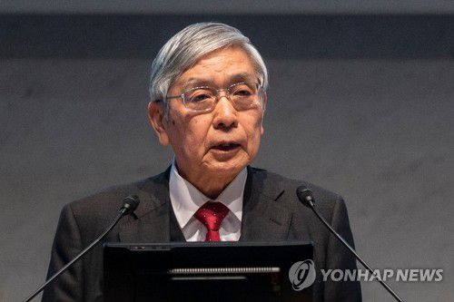 경제단체연합회서 연설하는 구로다 일본은행 총재(도쿄 AFP=연합뉴스) 구로다 하루히코 일본은행(BOJ) 총재가 26일 도쿄 경제단체연합회에서 연설을 하고 있다. 구로다 총재는 일본은행이 지난 20일 ±0.25％에 머물던 장기금리 변동폭을 ±0.5％로 변경한 것과 관련, "출구전략을 향한 첫걸음은 아니다"라고 밝혔다. 2022.12.26 ddy04002@yna.co.kr