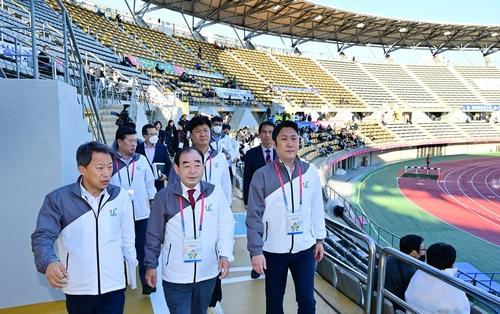 전국체전 현장 둘러보는 김기환 울산시의장(울산=연합뉴스) 지난 10월 울산에서 열린 전국체전 현장을 둘러보는 김기환 울산시의회 의장(가운데). [울산시의회 제공.재판매 및 DB 금지]