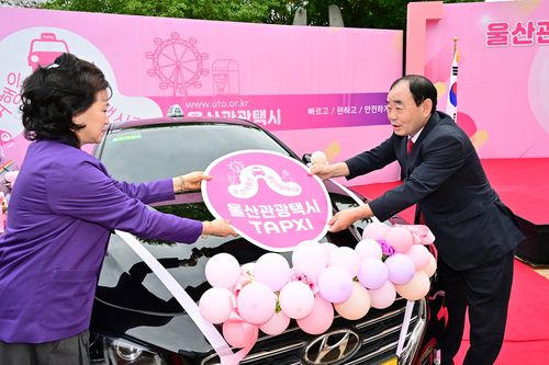 울산관광택시 발대식 참석한 김기환 시의장(울산=연합뉴스) 지난 10월 울산관광택시 발대식에 참석한 김기환 울산시의회 의장(오른쪽).[울산시의회 제공.재판매 및 DB 금지]