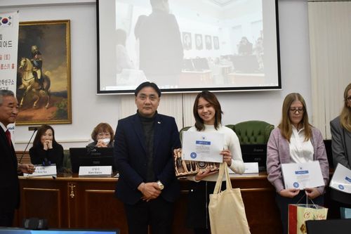 1등 상장과 상품을 받고 좋아하는 김알리나 양 [카잔연방대 한국어과 제공]