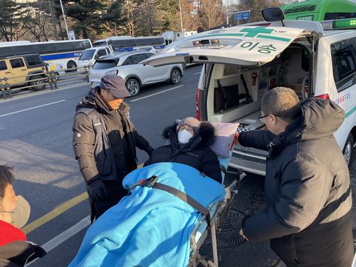 병원으로 이송되는 이봉주 화물연대 위원장[공공운수노조 제공. 재판매 및 DB 금지]