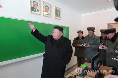 김정은, '혁명성지' 삼지연군 6개월 만에 시찰(서울=연합뉴스) 사진은 조선중앙TV가 공개한 것으로, 김 위원장이 새로 완공된 삼지연군 초급중학교 내부를 둘러보는 모습으로 추정된다. 2019.4.4      [국내에서만 사용가능. 재배포 금지. For Use Only in the Republic of Korea. No Redistribution] nkphoto@yna.co.kr