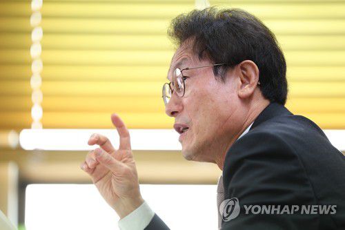 조희연 교육감, 신중한 답변(서울=연합뉴스) 김도훈 기자 = 조희연 서울시 교육감이 서울시교육청에서 연합뉴스와 인터뷰를 하고 있다. 2022.12.29 superdoo82@yna.co.kr