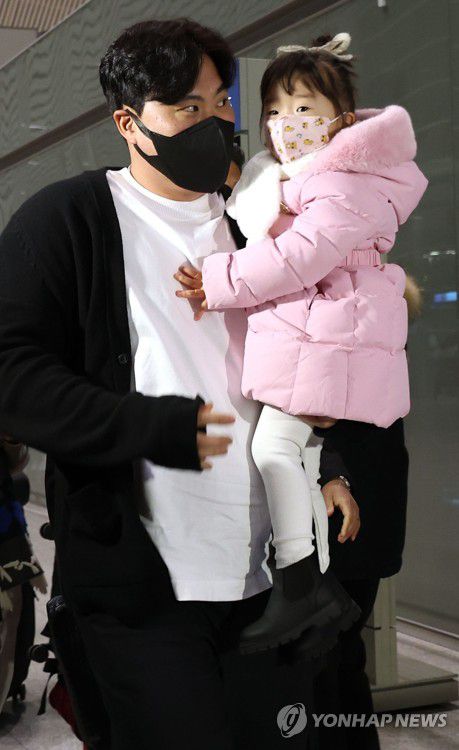 류현진, 배웅 나온 딸과 함께(영종도=연합뉴스) 이지은 기자 = 미국프로야구 메이저리그 토론토 블루제이스의 류현진이 29일 오전 인천국제공항에서 출국하기 전 딸을 안고 이동하고 있다. 팔꿈치 수술을 받고 재활 중인 류현진은 평소보다 한 달 이상 빨리 미국으로 출국해 마운드 복귀를 준비한다. 2022.12.29 jieunlee@yna.co.kr