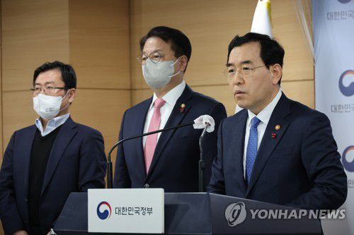 이창양 장관, 내년 1분기 전기·가스요금 조정안 발표(서울=연합뉴스) 김승두 기자 = 이창양 산업통상자원부 장관이 30일 정부서울청사 브리핑실에서 방기선 기획재정부 차관이 배석한 가운데 내년 1분기 전기·가스요금 조정안을 발표하고 있다. 2022.12.30 kimsdoo@yna.co.kr