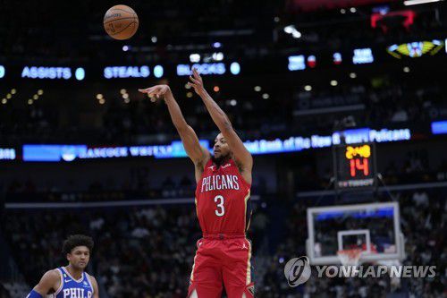 3점 슛 던지는 뉴올리언스 C.J. 매콜럼[AP=연합뉴스]