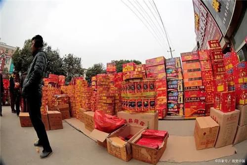 산둥성 둥잉에서 폭죽 판매하는 상인  [극목신문 캡처. 재판매 및 DB 금지]