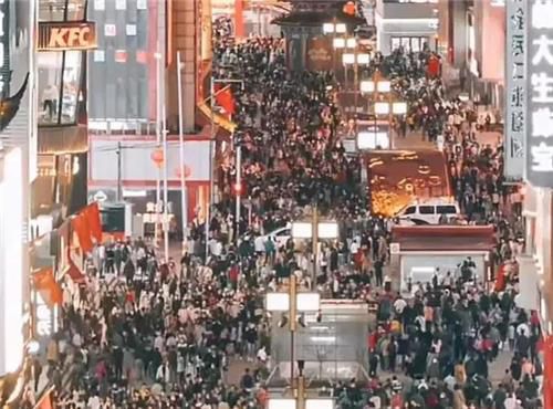 12월 31일 밤 인파로 북적거린 선양 도심[왕이신문 캡처. 재판매 및 DB 금지]