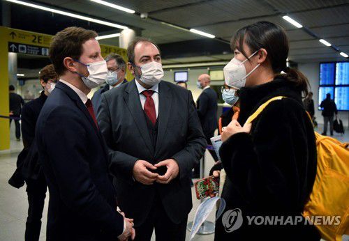 프랑스 샤를 드골 공항을 둘러보는 장관들프랑스 정부가 파리 외곽 샤를 드골 국제 공항에서 중국발 입국자를 대상으로 무작위 신종 코로나바이러스 감염증(코로나19) 검사를 시작한 1일(현지시간) 프랑수아 브룬(가운데) 보건부 장관과 클레망 본 생태전환부 산하 교통담당장관이 공항을 찾아 승객과 이야기를 나누고 있다. 2023.1.2 photo@yna.co.kr [AFP=연합뉴스. 재판매 및 DB 금지]