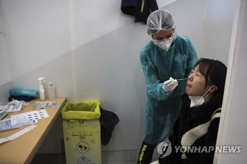 중국발 입국객 무작위 코로나19 검사 시작한 프랑스[AP=연합뉴스 자료사진. 재판매 및 DB 금지]