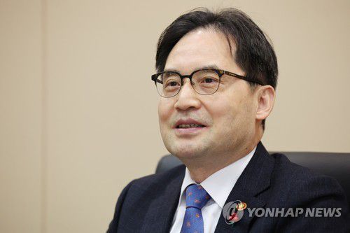 인터뷰하는 한기정 공정거래위원장(서울=연합뉴스) 최재구 기자 = 한기정 공정거래위원장이 서울 대한상의 내 공정거래조정원에서 연합뉴스와 인터뷰를 하고 있다.  2023.1.2 jjaeck9@yna.co.kr