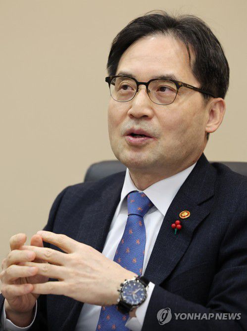 인터뷰하는 한기정 공정거래위원장(서울=연합뉴스) 최재구 기자 = 한기정 공정거래위원장이 서울 대한상의 내 공정거래조정원에서 연합뉴스와 인터뷰를 하고 있다.   2023.1.2 jjaeck9@yna.co.kr