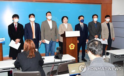 소선거구제 폐지 촉구 기자회견(광주=연합뉴스) 여야 청년 정치인들의 초당적 모임인 '정치개혁 2050'이 29일 오전 광주시의회에서 기자회견을 열고 "오는 22대 국회의원 선거 전까지 소선거구제 폐지에 사활을 걸겠다"고 밝히고 있다. 정치개혁 2050은 더불어민주당 이탄희·전용기 의원과 이동학 전 청년최고위원, 국민의힘 김용태 전 청년최고위원, 천하람 혁신위원, 정의당 조성주 전 정책위 부의장 등 청년 정치인들이 소속된 모임이다. [광주시의회 제공.재판매 및 DB금지] 2022.11.29 minu21@yna.co.kr