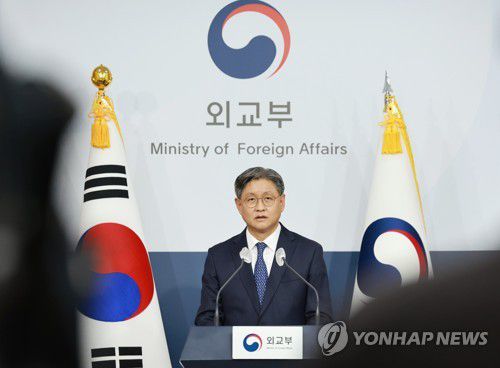 외교부 대변인 정례 브리핑(서울=연합뉴스) 홍해인 기자 = 임수석 외교부 대변인이 13일 서울 종로구 도렴동 외교부 청사에서 정례브리핑을 하고 있다. 2022.10.13 hihong@yna.co.kr