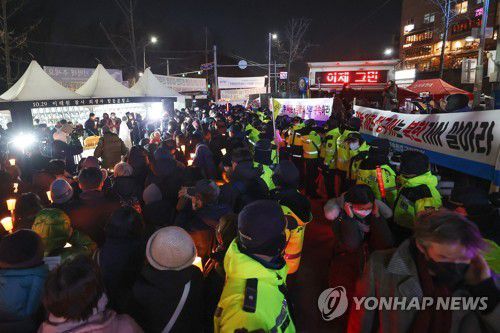 미사 옆 집회(서울=연합뉴스) 신현우 기자 = 25일 오후 서울 용산구 녹사평역 광장에 마련된 이태원참사 희생자 시민분향소에서 천주교 정의구현전국사제단 소속 신부들이 참사 희생자와 유가족을 위한 성탄대축일 미사를 집전하는 가운데(왼쪽) 보수 단체가 집회를 하고 있다. 2022.12.25 nowwego@yna.co.kr