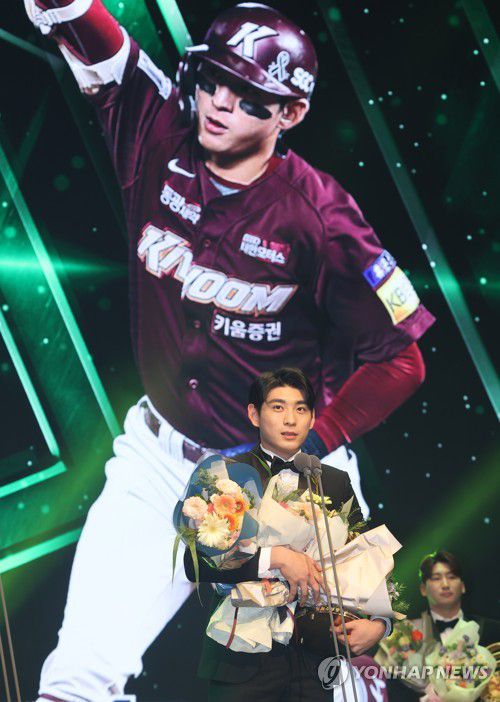 [스포츠10대뉴스] ⑥'이종범 아들' 꼬리표 뗀 이정후(서울=연합뉴스) 이정후가 2022 KBO리그 정규시즌 타격 5관왕을 차지한 뒤 밝힌 소감에서 그는 아버지 이종범(52) LG 트윈스 주루코치를 언급했다.      한국 프로야구의 아이콘과 같았던 아버지 덕분에 입단 때부터 아버지의 별명 '바람의 아들'에서 따온 '바람의 손자'로 불렸던 이정후는 이제야 당당히 아버지 앞에서 야구선수로 나란히 섰다.     올해 이정후는 타율(0.349), 출루율(0.421), 장타율(0.575), 안타(193개), 타점(113점)까지 타격 5개 부문 타이틀을 휩쓸었다.     사진은 지난 9일 서울 강남구 삼성동 코엑스 오디토리움에서 열린 2022 신한은행 SOL KBO 골든글러브 시상식에서 소감을 말하고 있는 이정후. 2022.12.27 [연합뉴스 자료사진] photo@yna.co.kr