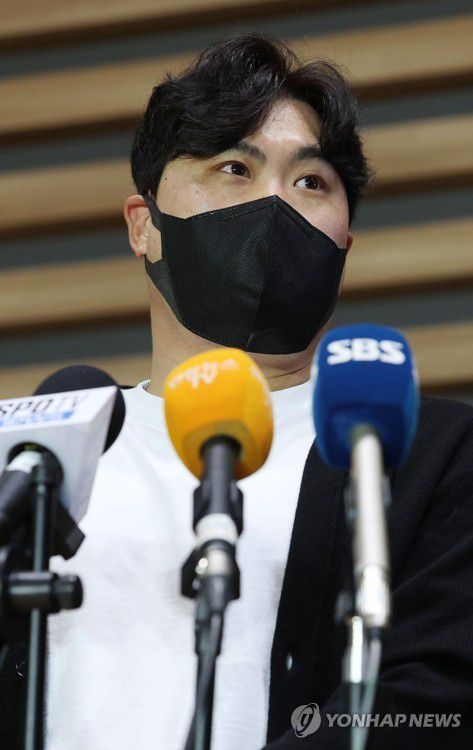 류현진 '더 좋은 모습으로 만날게요'(영종도=연합뉴스) 이지은 기자 = 미국프로야구 메이저리그 토론토 블루제이스의 류현진이 29일 오전 인천국제공항에서 출국하기 전 취재진과 인터뷰를 하고 있다. 팔꿈치 수술을 받고 재활 중인 류현진은 평소보다 한 달 이상 빨리 미국으로 출국해 마운드 복귀를 준비한다. 2022.12.29 jieunlee@yna.co.kr