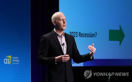 CES 2023, 올해의 테크 트렌드는?(라스베이거스=연합뉴스) 홍해인 기자 = 세계 최대 가전·IT(정보기술) 박람회 CES를 주관하는 단체인 미국소비자기술협회(CTA) 스티브 코닉 부회장이 3일 오후(현지시간) 미국 네바다주 라스베이거스 만달레이 베이 컨벤션센터에서 열린 CES 2023 미디어데이 첫날 'CES 2023 테크놀로지 트렌드' 발표에 연사로 나서 올해 CES 주요 트렌드에 대해 소개하고 있다. 2023.1.4 hihong@yna.co.kr