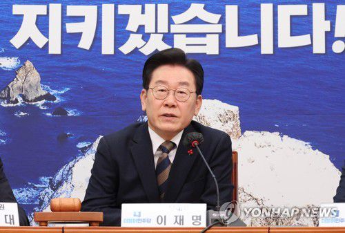 답변하는 이재명 대표(서울=연합뉴스) 백승렬 기자 = 더불어민주당 이재명 대표가 4일 국회에서 열린 최고위원회를 마친 뒤 취재진의 질문에 답변하고 있다. 2023.1.4 srbaek@yna.co.kr