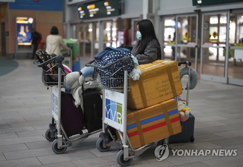 캐나다 밴쿠버 공항에 홍콩발 입국자가 들어서는 모습.[AP 연합뉴스 자료사진. 재판매 및 DB 금지]