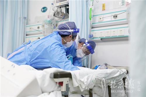 중증환자 살피는 베이징 여우이병원 의료진[북경일보 캡처. 재판매 및 DB 금지]