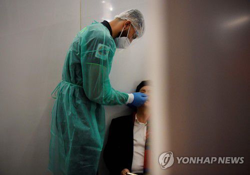 프랑스 파리 샤를 드골 공항에 마련된 코로나19 검사소[AFP=연합뉴스 자료사진. 재판매 및 DB 금지]