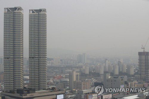 초미세먼지로 뿌연 광주(광주=연합뉴스) 조남수 기자 = 5일 오전 광주 서구 광천동 일대가 초미세먼지로 인해 뿌옇다. 2023.1.5 iso64@yna.co.kr