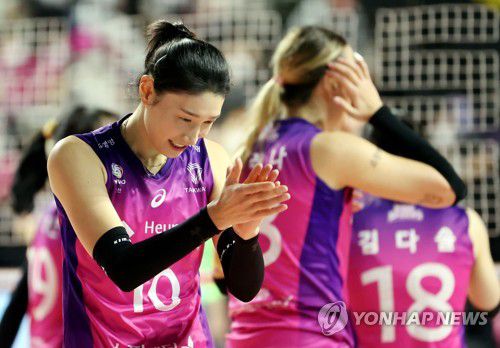 김연경 '감독 없지만 잘할 수 있어'(인천=연합뉴스) 윤태현 기자 = 5일 인천 삼산월드체육관에서 열린 여자프로배구 흥국생명 핑크스파이더스와 GS칼텍스 KIXX 배구단의 경기. 3세트 흥국생명 김연경이 동료 득점에 기뻐하고 있다. 2023.1.5 tomatoyoon@yna.co.kr