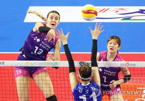 옐레나 '강스파이크'(화성=연합뉴스) 홍기원 기자 = 8일 경기도 화성종합경기타운 실내체육관에서 열린 프로배구 V리그 여자부 IBK기업은행 알토스와 흥국생명 핑크스파이더스의 경기. 흥국생명 옐레나가 공격하고 있다. 2023.1.8 xanadu@yna.co.kr