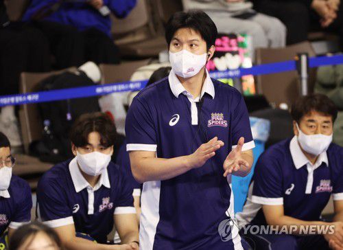 손뼉 치는 김대경 감독대행(화성=연합뉴스) 홍기원 기자 = 8일 경기도 화성종합경기타운 실내체육관에서 열린 프로배구 V리그 여자부 IBK기업은행 알토스와 흥국생명 핑크스파이더스의 경기. 흥국생명 김대경 감독대행이 손뼉을 치고 있다. 2023.1.8 xanadu@yna.co.kr